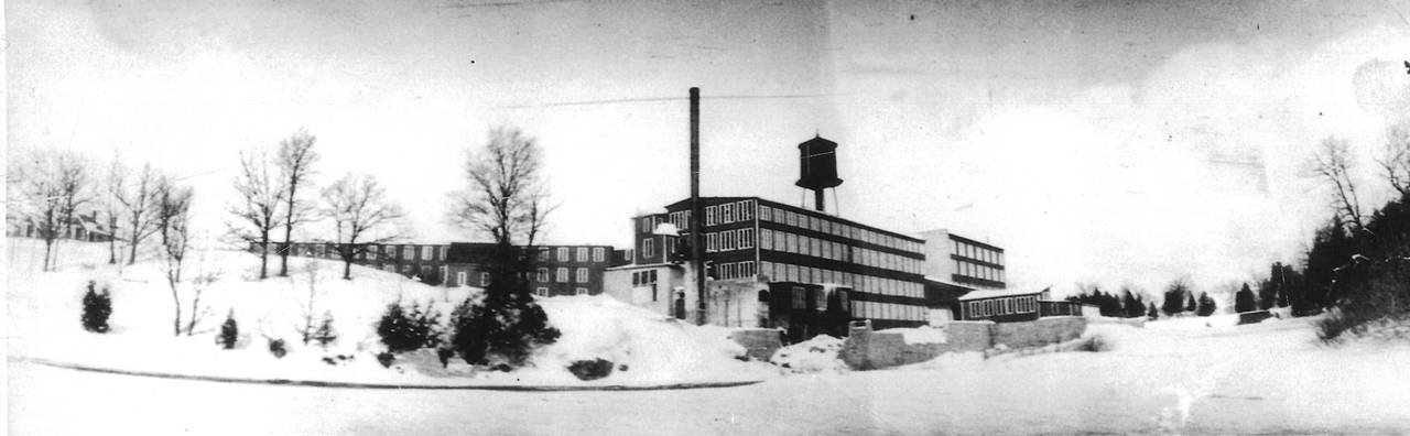 مصنع وستوديو تسجيل أسطوانات باراماونت في غرافتن، وسكونسن، عام ١٩١٥ تقريبًا، من أرشيف ألكس فان در توك