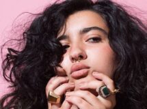 فيديو مزدوج وتسجيل قصير لـ دنيا