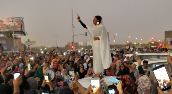 عازة في هواك | المرأة السودانية والأغنية الاحتجاجية