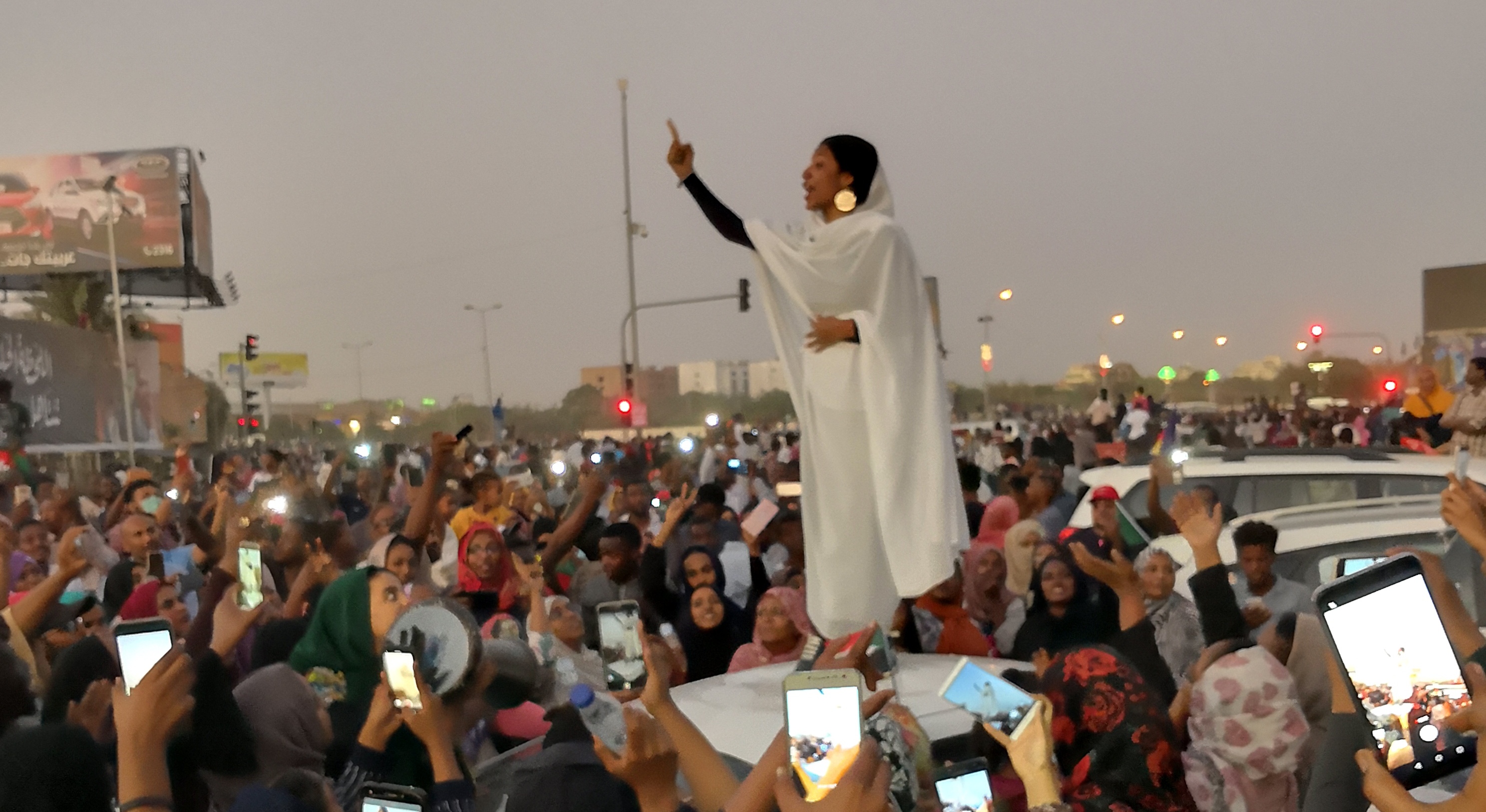 عازة في هواك معازف أغنية احتجاجية مرأة امرأة سودانية