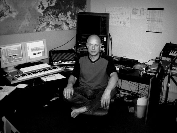 الموسيقى المولدة ذاتيًا براين إينو جون كيج معازف موسيقى إلكترونية